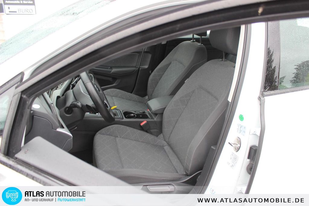 Volkswagen Golf 2023 г. Белый, пробег 19889 км