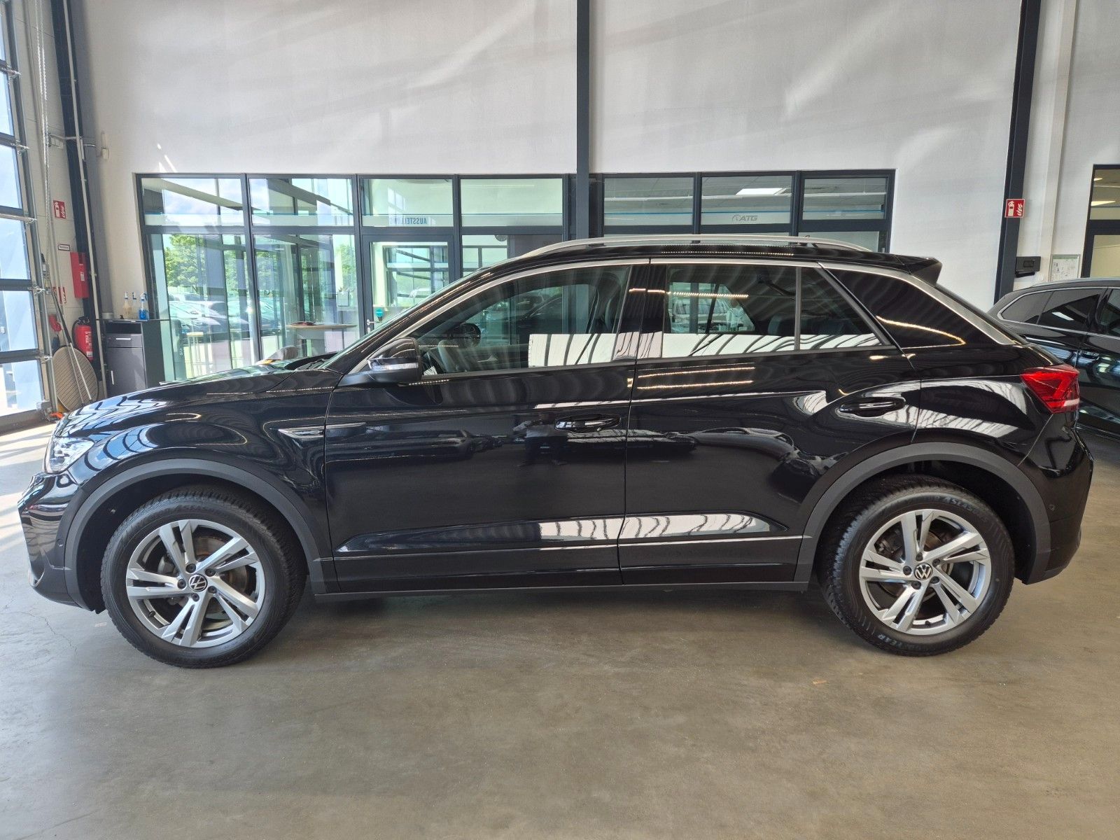 Volkswagen T-Roc 2023 г. Чёрный, пробег 32000 км