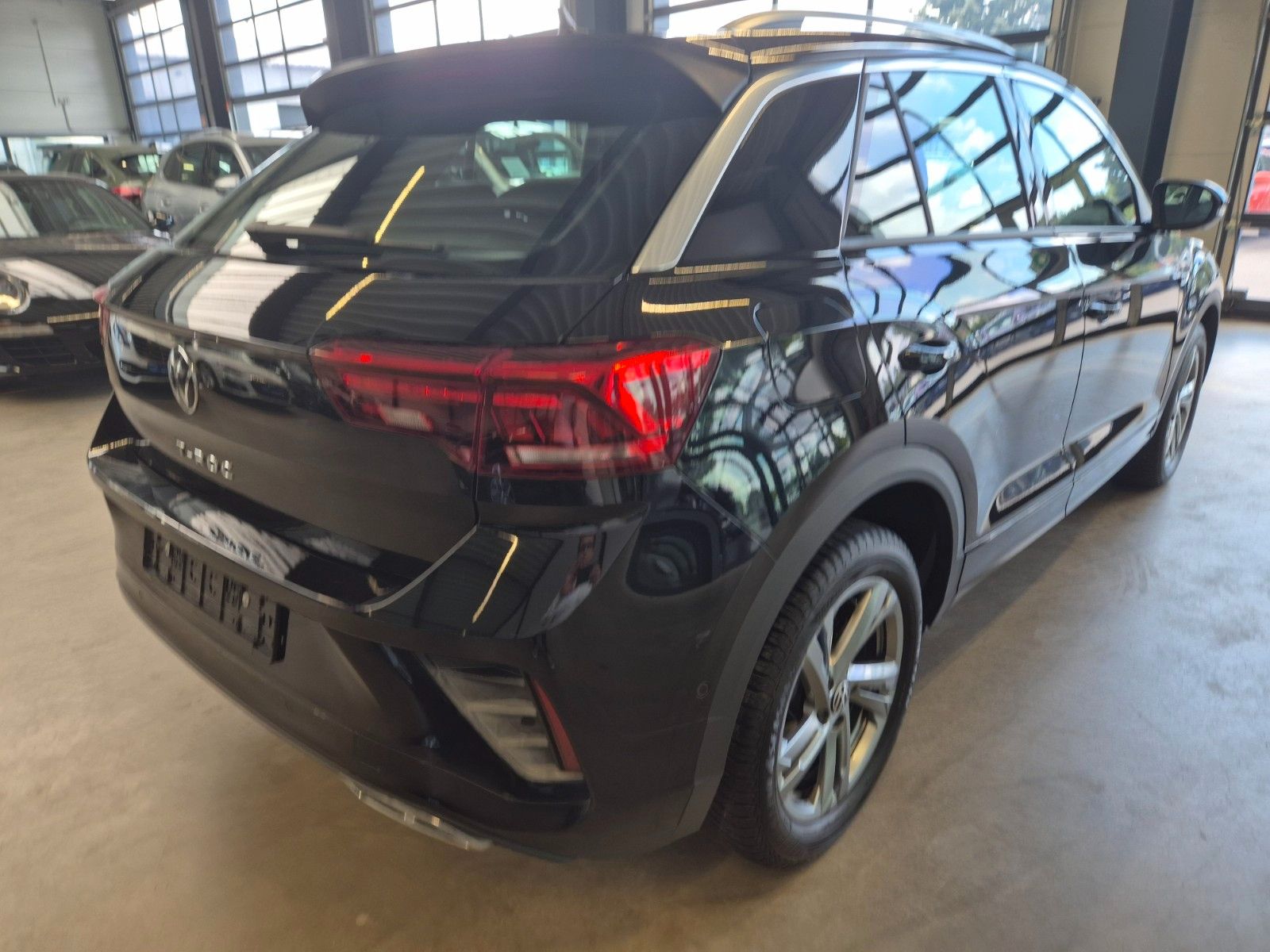 Volkswagen T-Roc 2023 г. Чёрный, пробег 32000 км