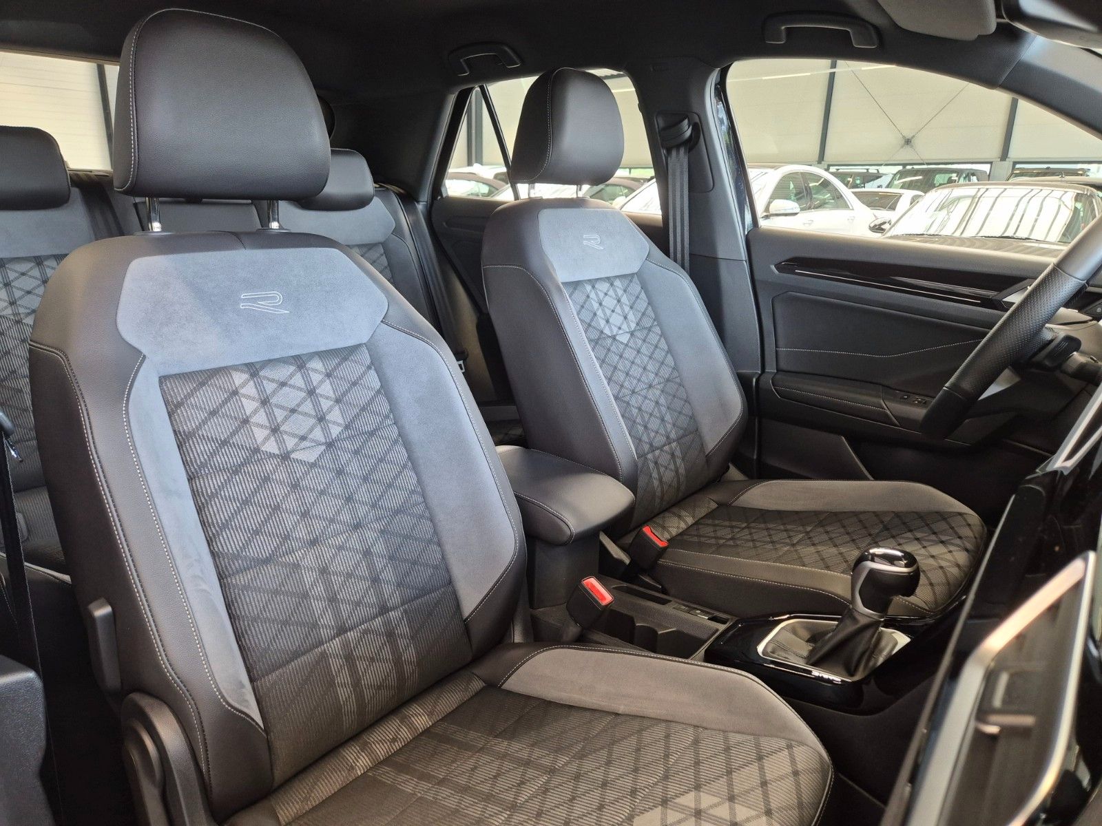 Volkswagen T-Roc 2023 г. Чёрный, пробег 32000 км