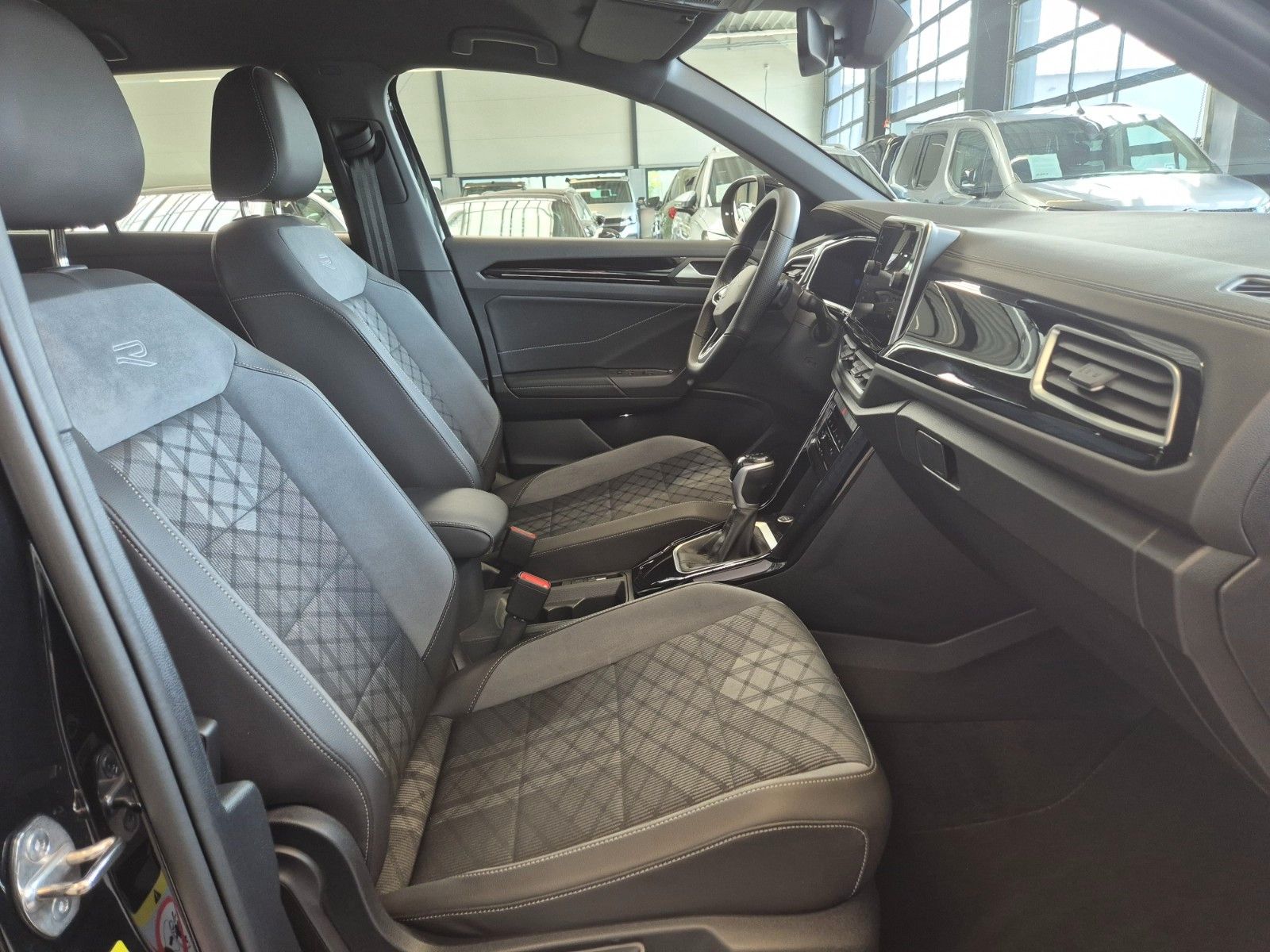 Volkswagen T-Roc 2023 г. Чёрный, пробег 32000 км