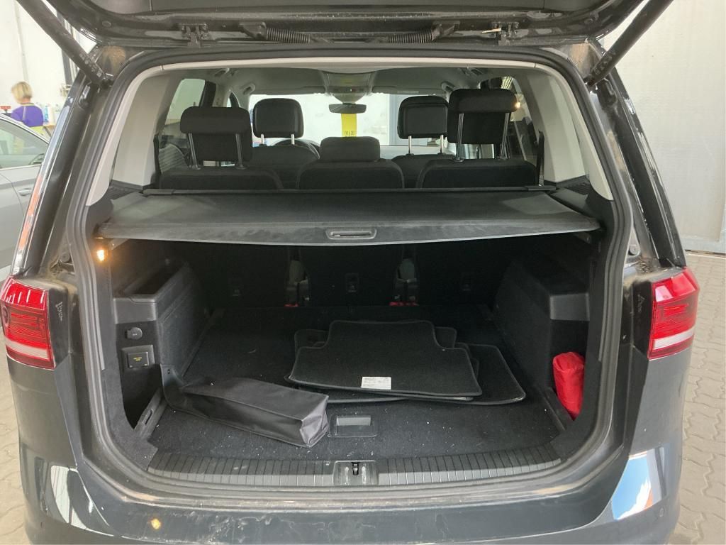Volkswagen Touran 2022 г. Серый, пробег 59597 км