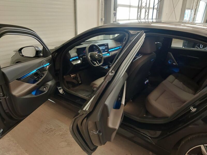 BMW 540 2025 г. Чёрный, пробег 20600 км