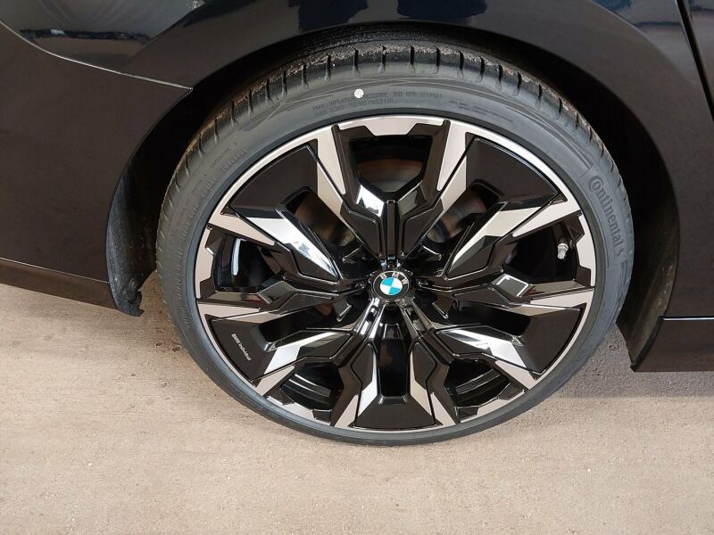 BMW 540 2025 г. Чёрный, пробег 20600 км