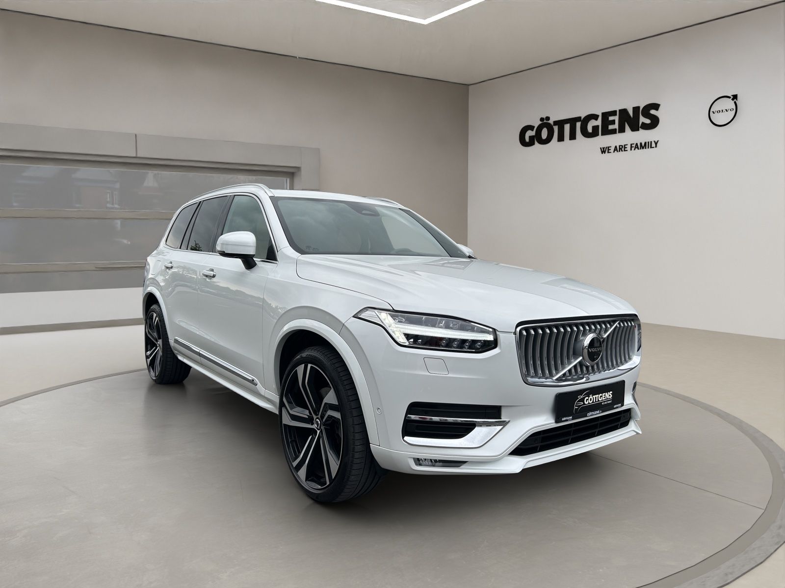 Volvo XC90 2023 г. Белый, пробег 53763 км
