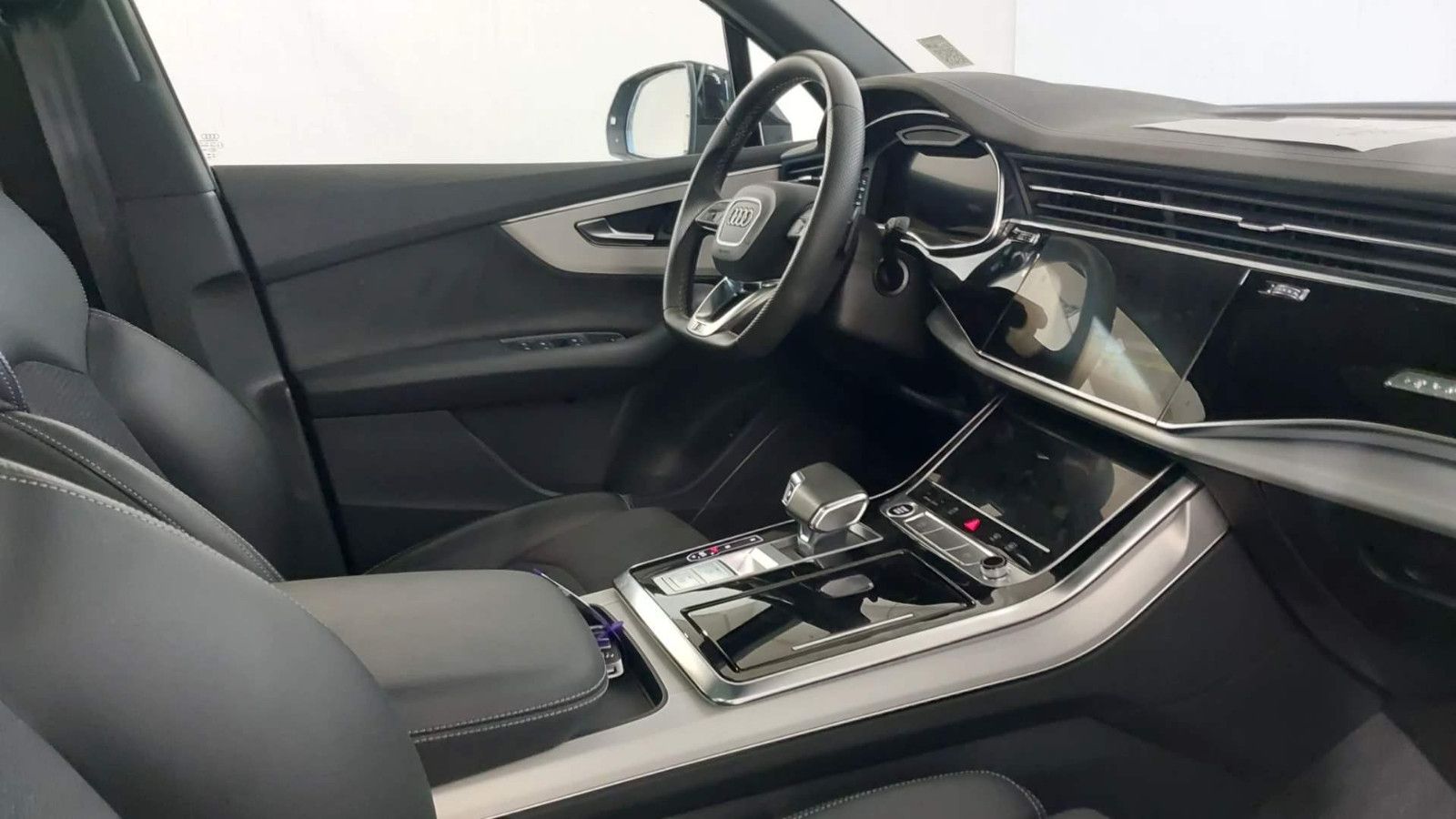 Audi Q7 2023 г. Чёрный, пробег 44000 км