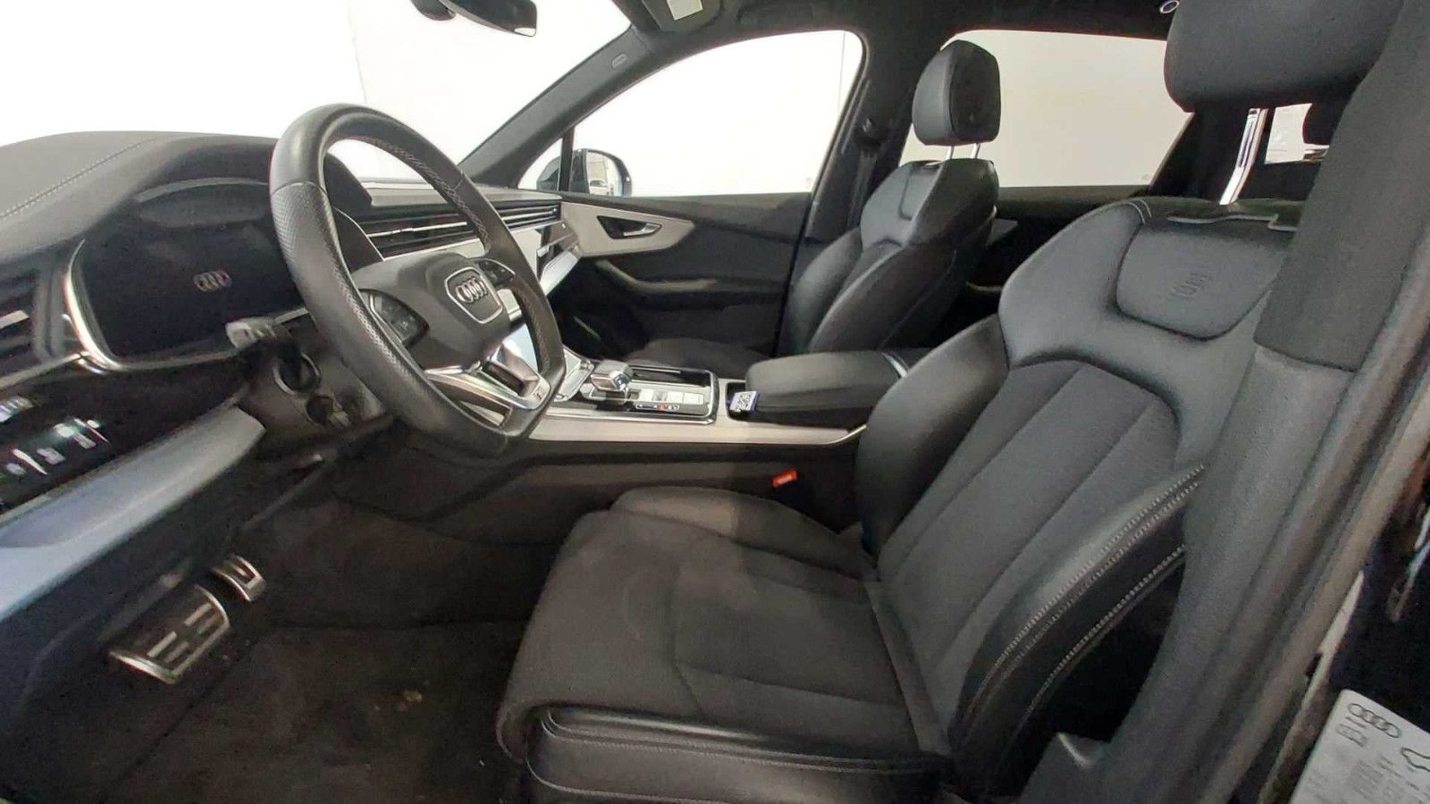 Audi Q7 2023 г. Чёрный, пробег 44000 км