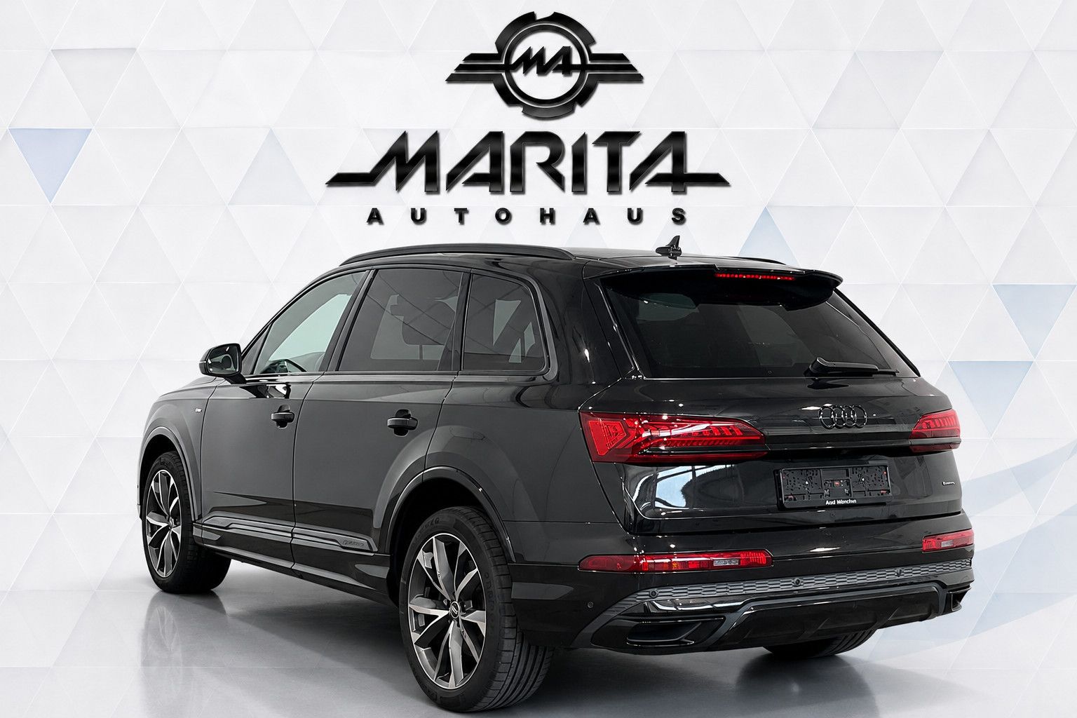 Audi Q7 2023 г. Чёрный, пробег 44000 км