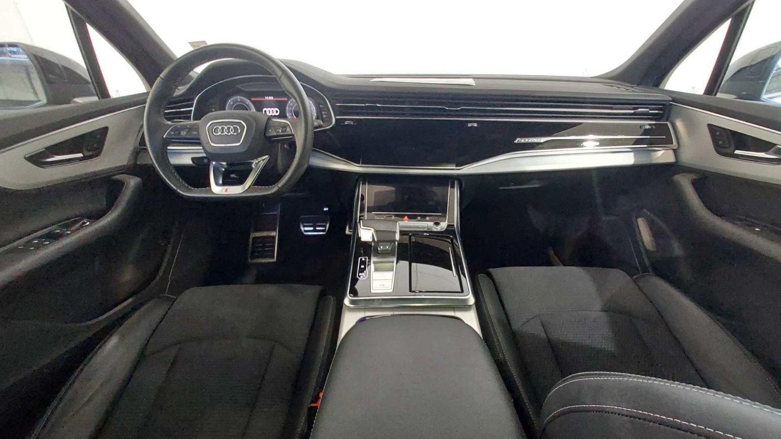 Audi Q7 2023 г. Чёрный, пробег 44000 км