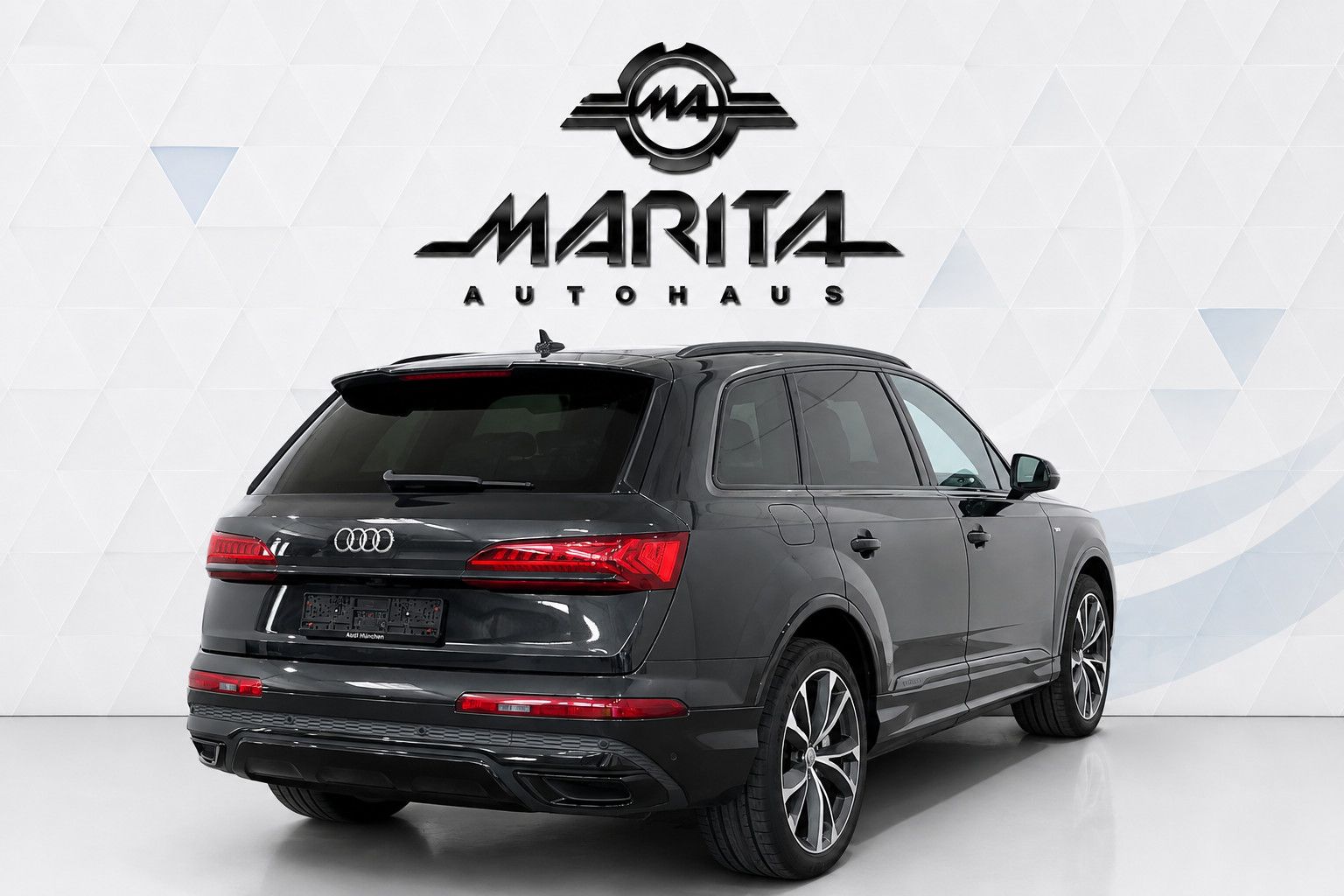 Audi Q7 2023 г. Чёрный, пробег 44000 км