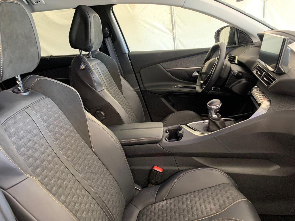 Peugeot 5008 2022 г. Серый, пробег 60000 км