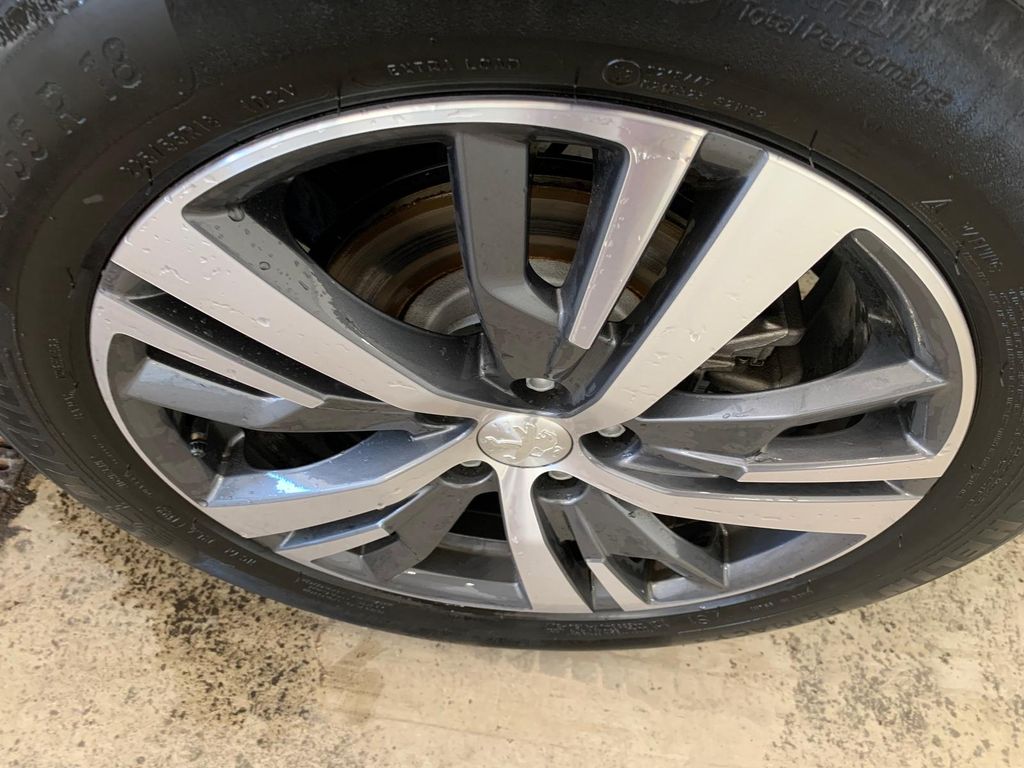 Peugeot 5008 2022 г. Серый, пробег 60000 км