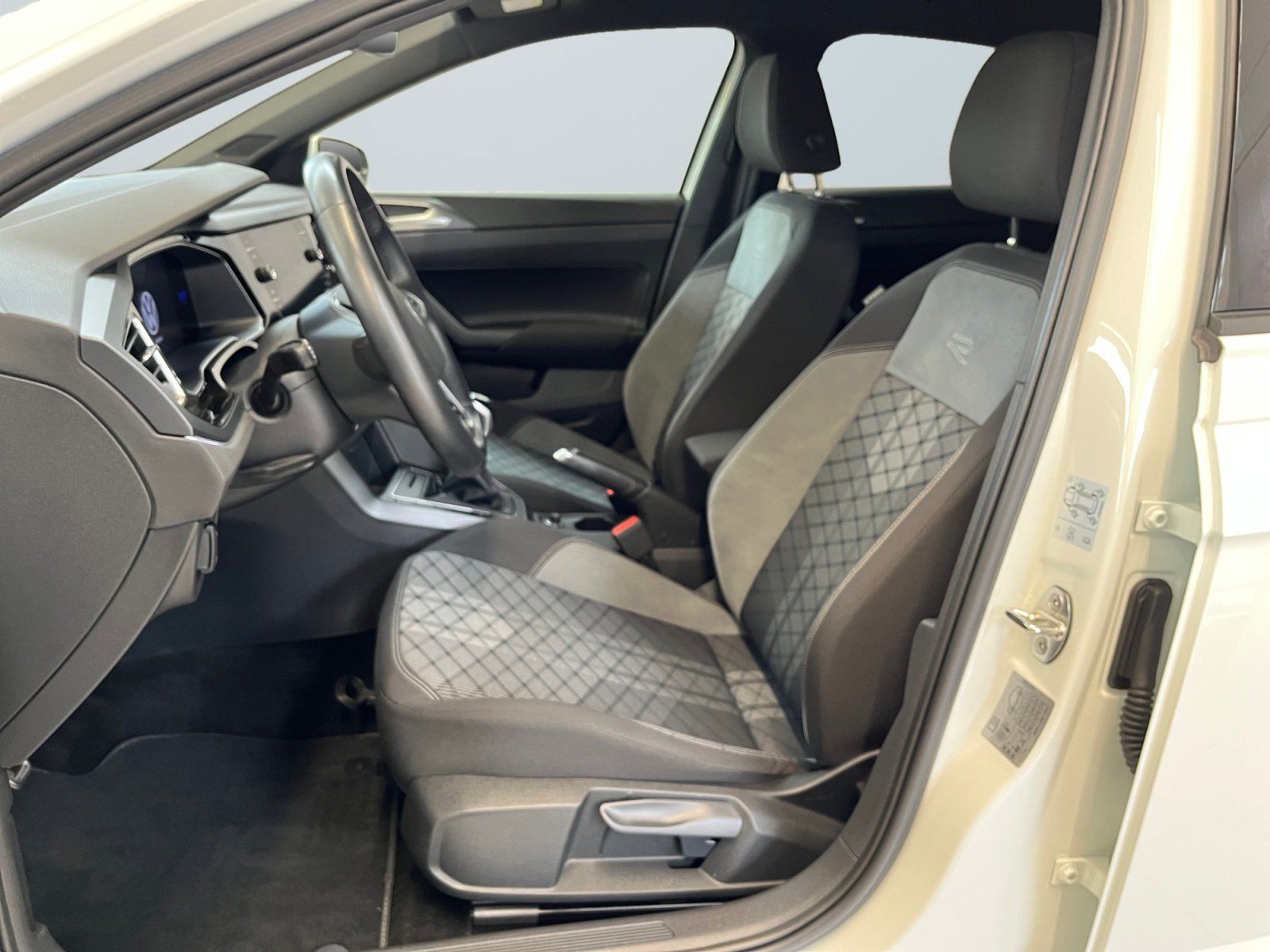 Volkswagen Polo 2022 г. Белый, пробег 14962 км