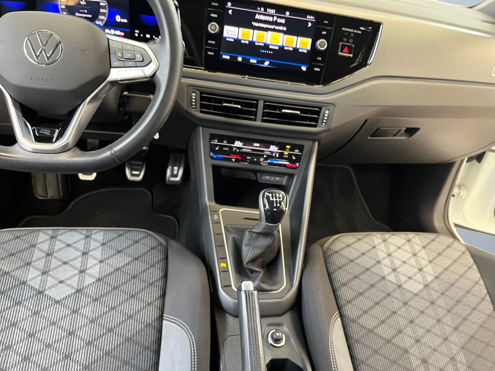 Volkswagen Polo 2022 г. Белый, пробег 14962 км