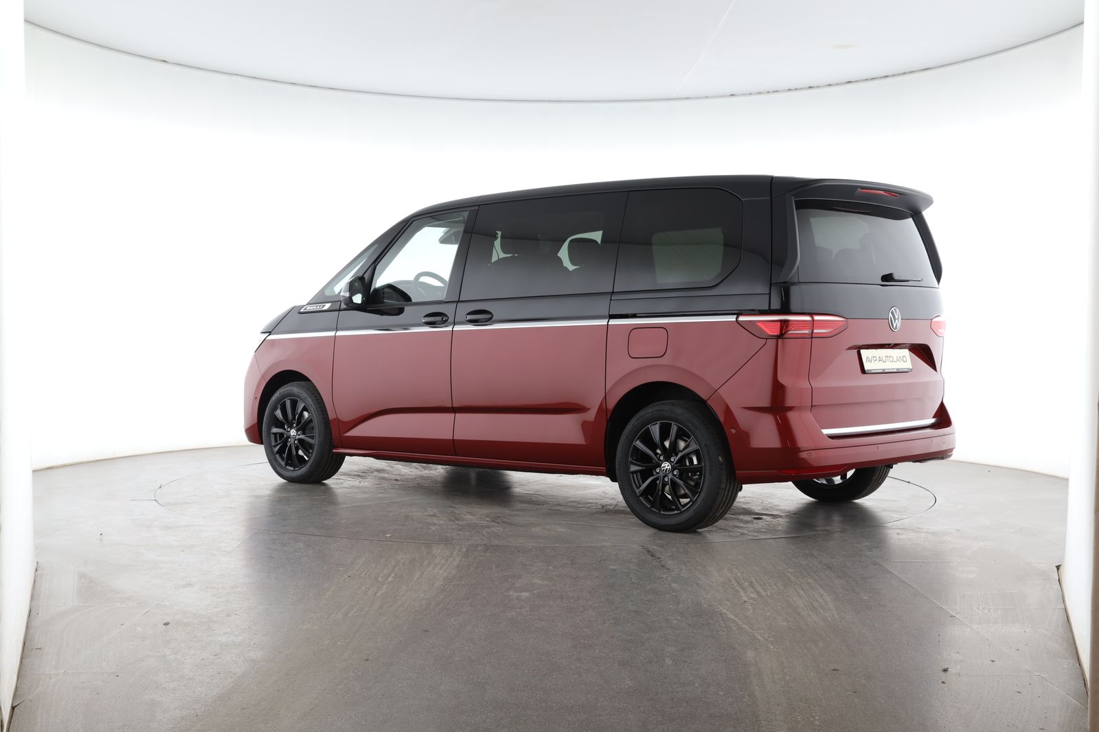 Volkswagen T7 MULTIVAN 2026 г. Красный, пробег 16713 км