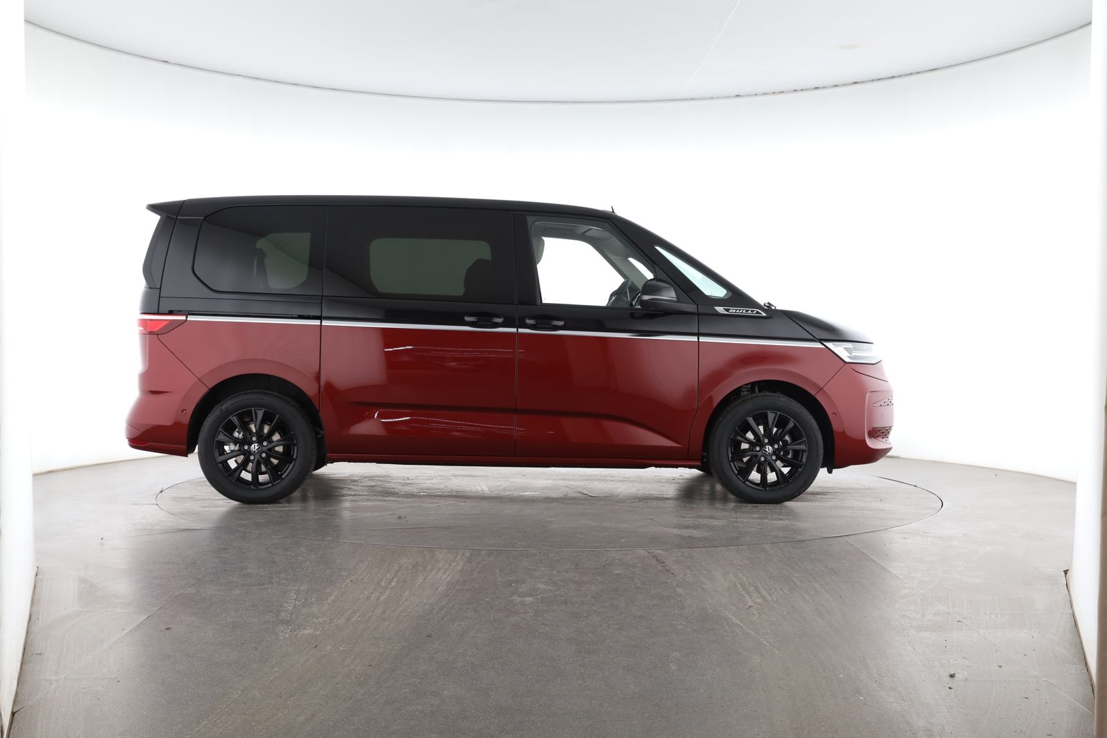 Volkswagen T7 MULTIVAN 2026 г. Красный, пробег 16713 км