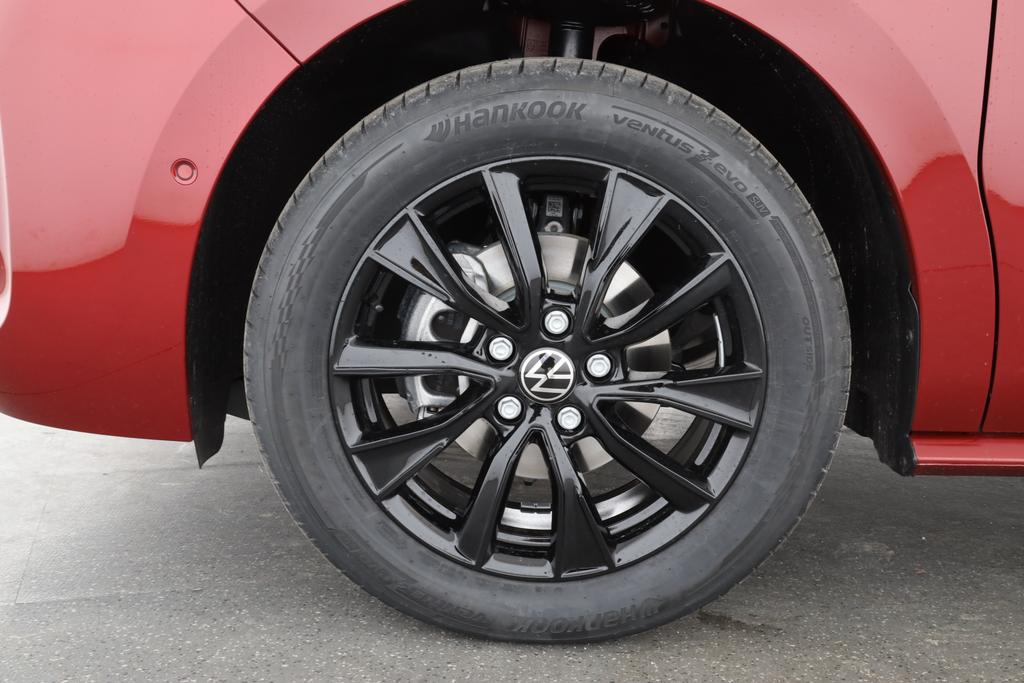 Volkswagen T7 MULTIVAN 2026 г. Красный, пробег 16713 км
