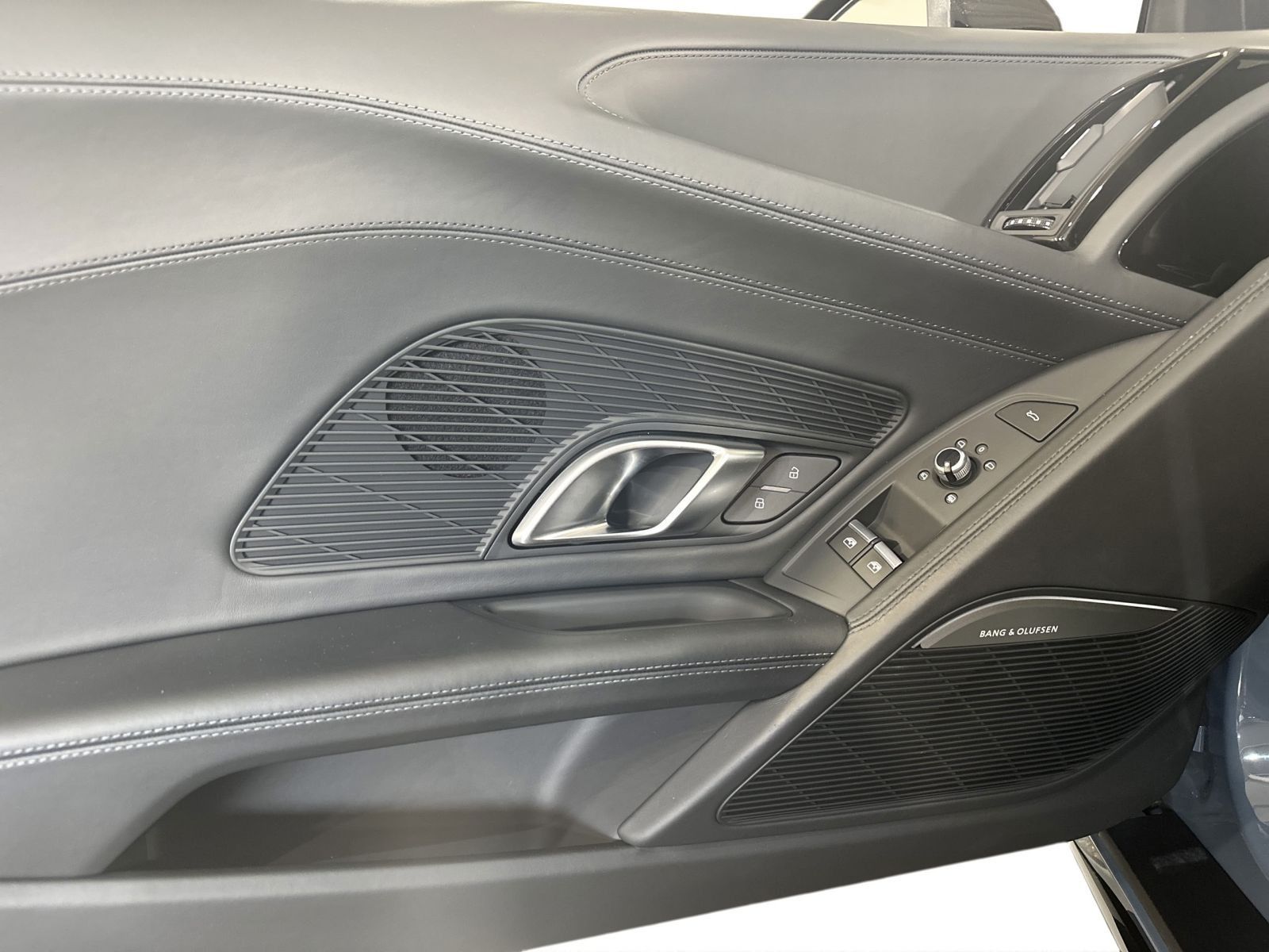 Audi R8 2023 г. Серый, пробег 26550 км