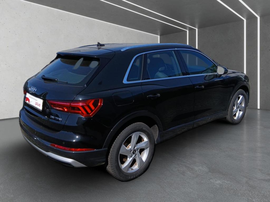 Audi Q3 2022 г. Чёрный, пробег 36053 км