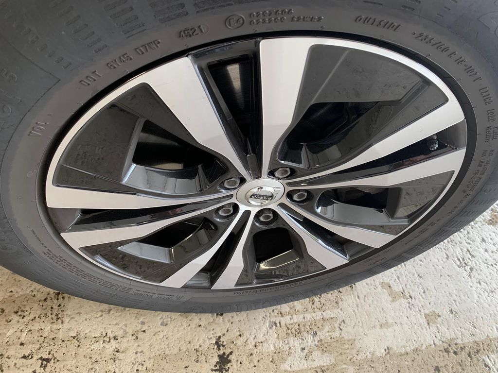 Volvo XC60 2022 г. Серый, пробег 48673 км