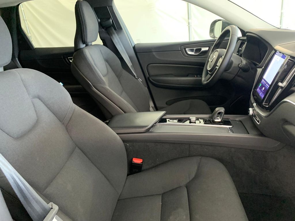 Volvo XC60 2022 г. Серый, пробег 48673 км