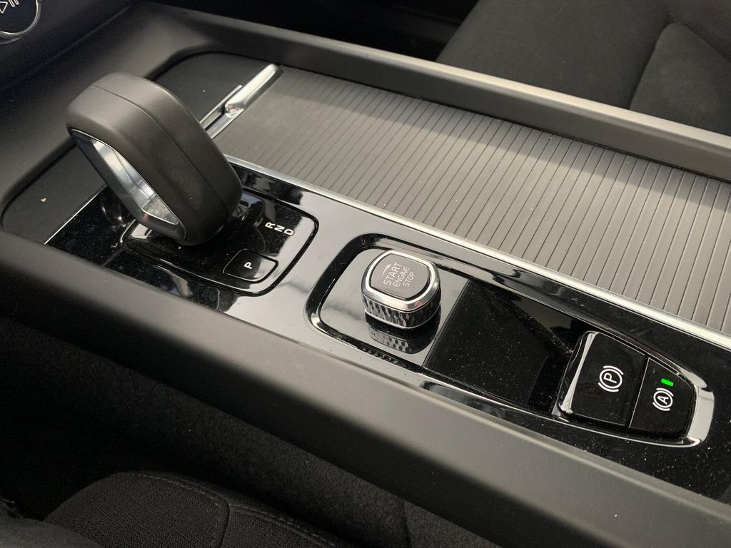 Volvo XC60 2022 г. Серый, пробег 48673 км