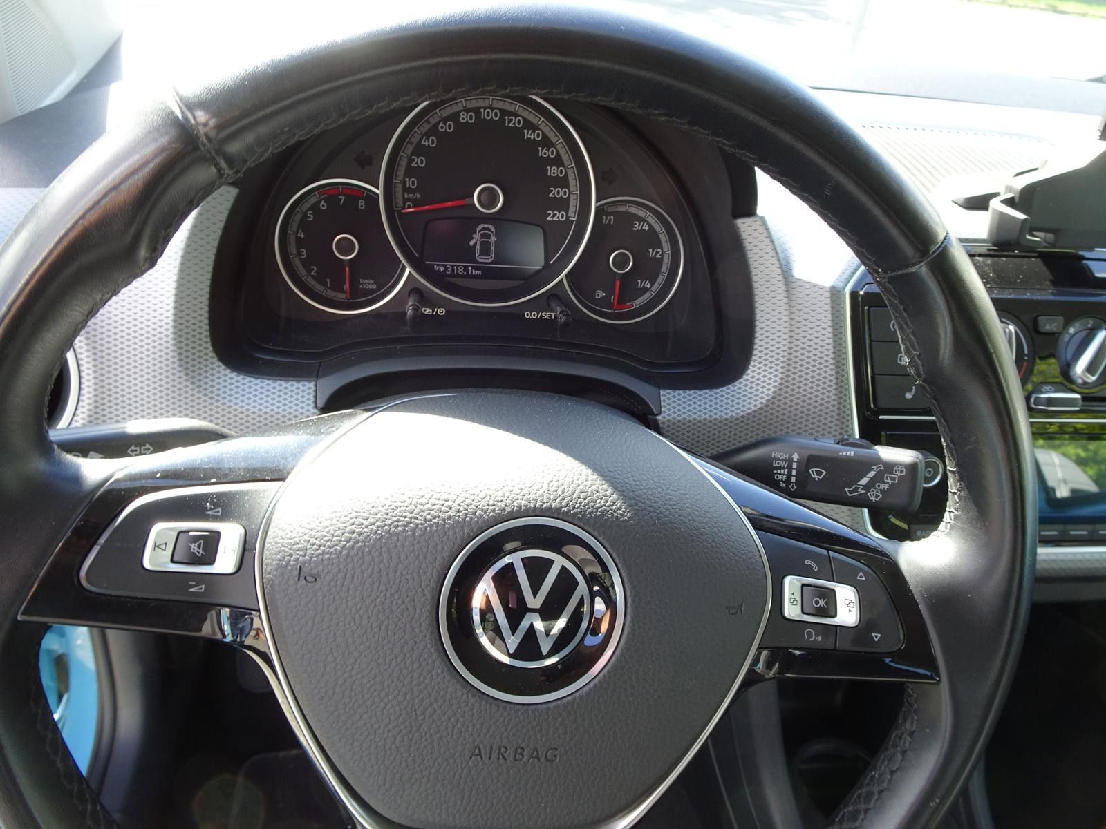 Volkswagen up! 2023 г. Синий, пробег 40000 км