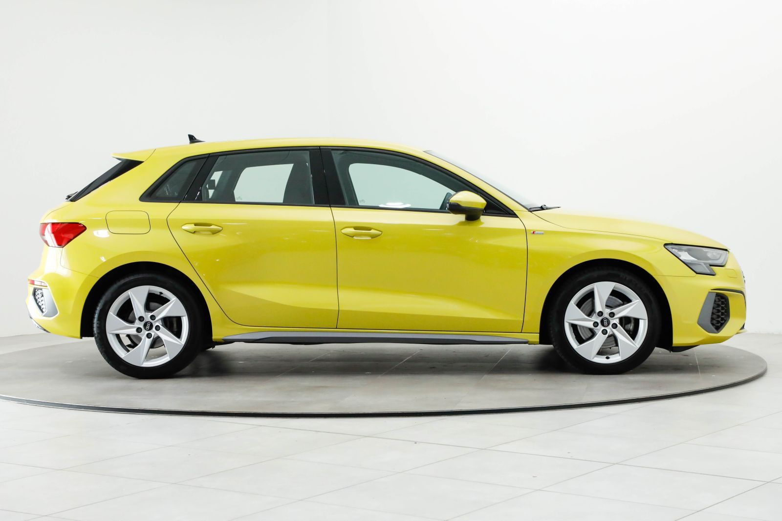 Audi A3 2022 г. Жёлтый, пробег 28660 км