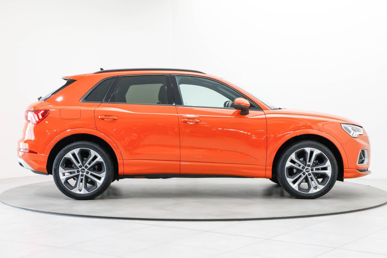Audi Q3 2023 г. Оранжевый, пробег 32600 км