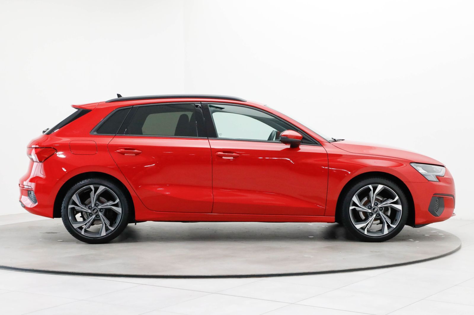 Audi A3 2023 г. Красный, пробег 33397 км