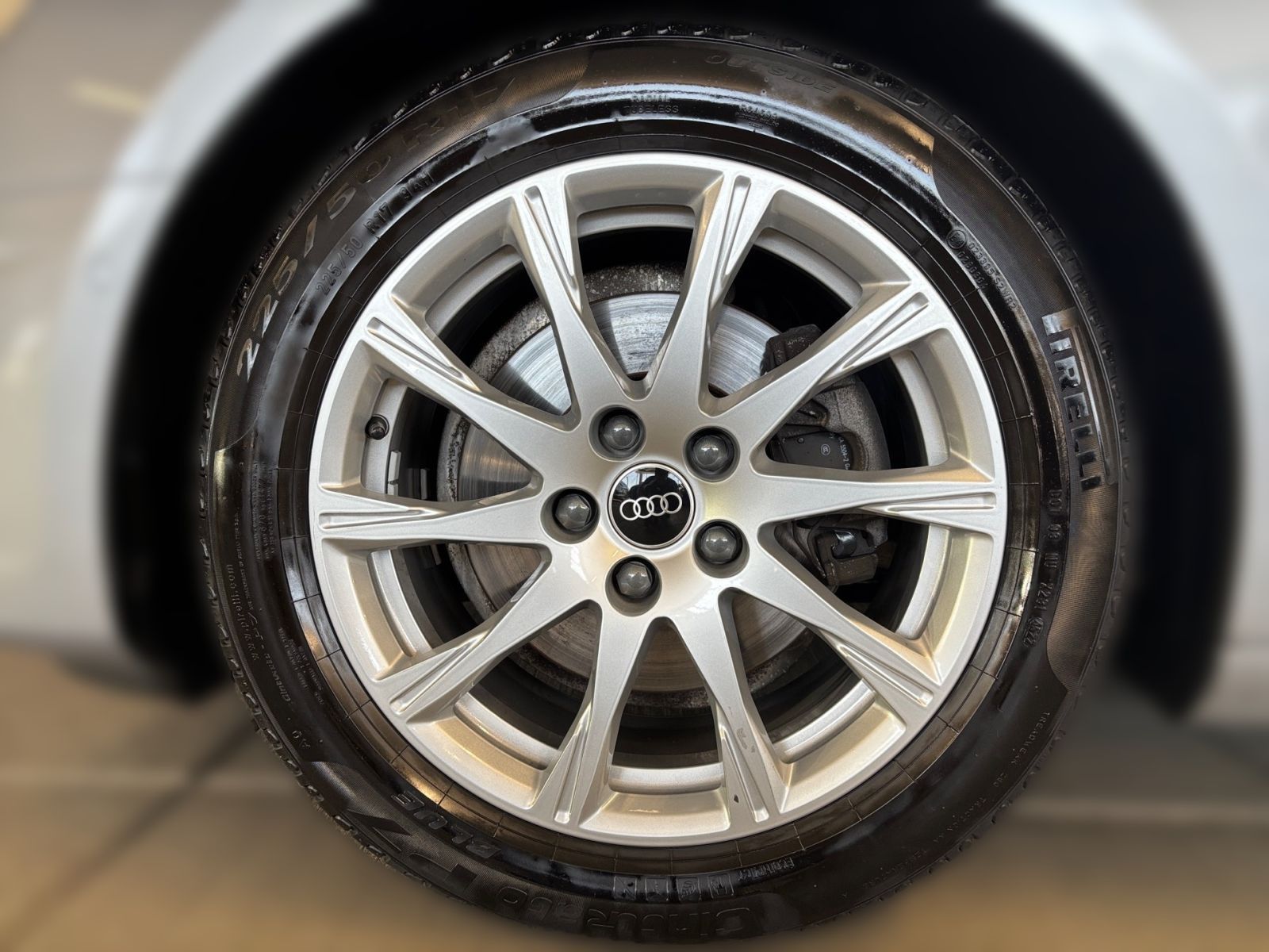Audi A4 2023 г. Серебристый, пробег 55843 км