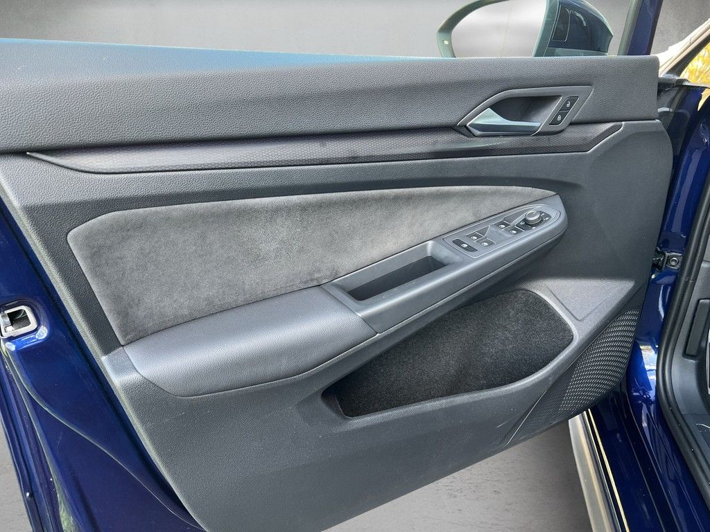 Volkswagen Golf 2023 г. Синий, пробег 28077 км