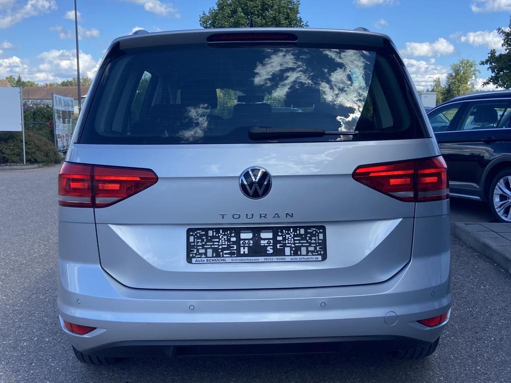 Volkswagen Touran 2023 г. Серебристый, пробег 54207 км