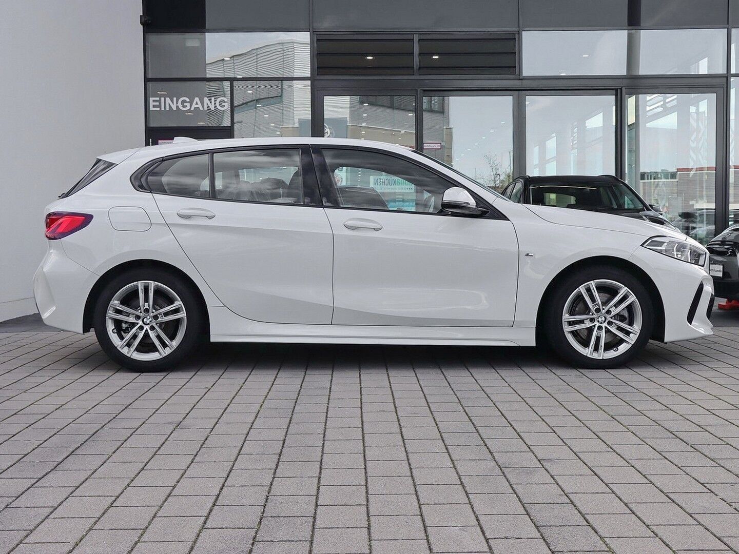 BMW 118 2024 г. Белый, пробег 21261 км