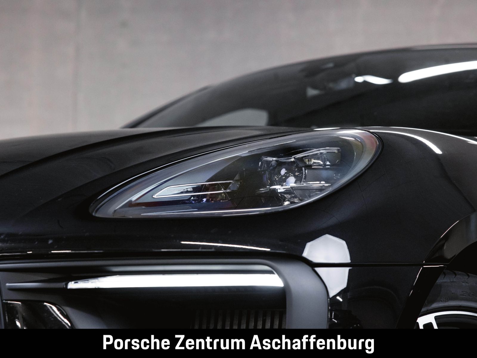 Porsche Macan 2023 г. Чёрный, пробег 26400 км