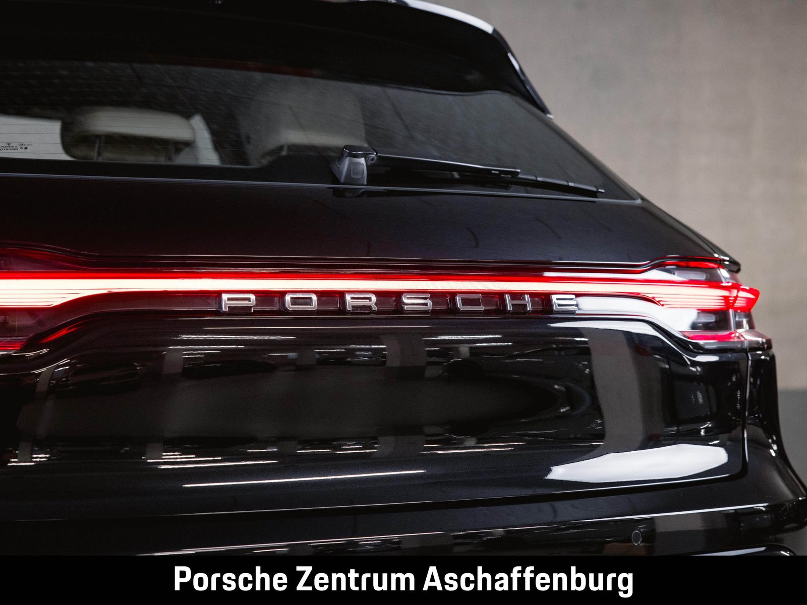 Porsche Macan 2023 г. Чёрный, пробег 26400 км