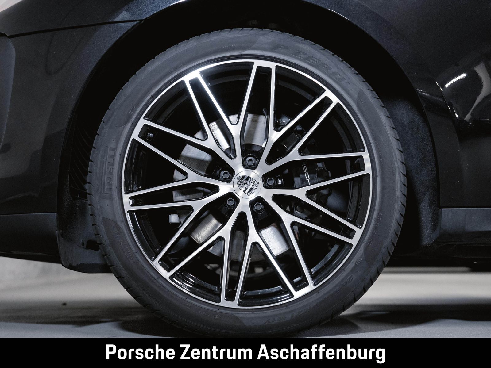 Porsche Macan 2023 г. Чёрный, пробег 26400 км