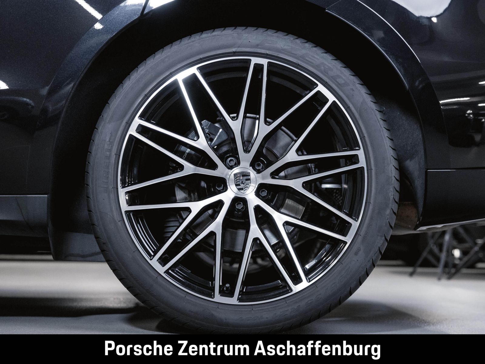 Porsche Macan 2023 г. Чёрный, пробег 26400 км