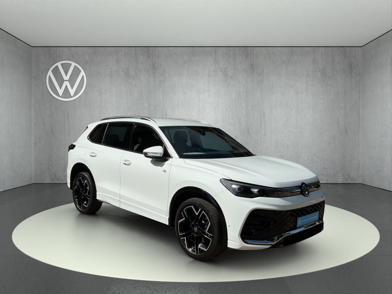 Volkswagen Tiguan 2024 г. Белый, пробег 41342 км