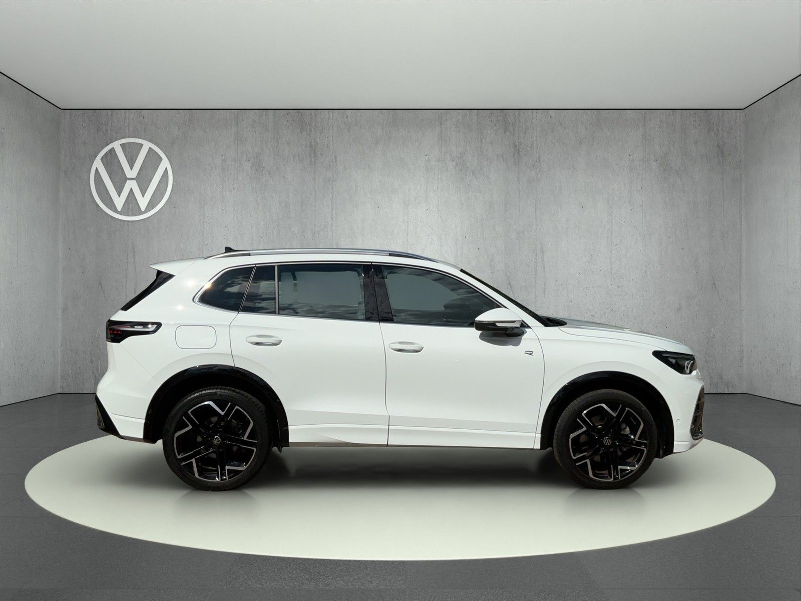 Volkswagen Tiguan 2024 г. Белый, пробег 41342 км