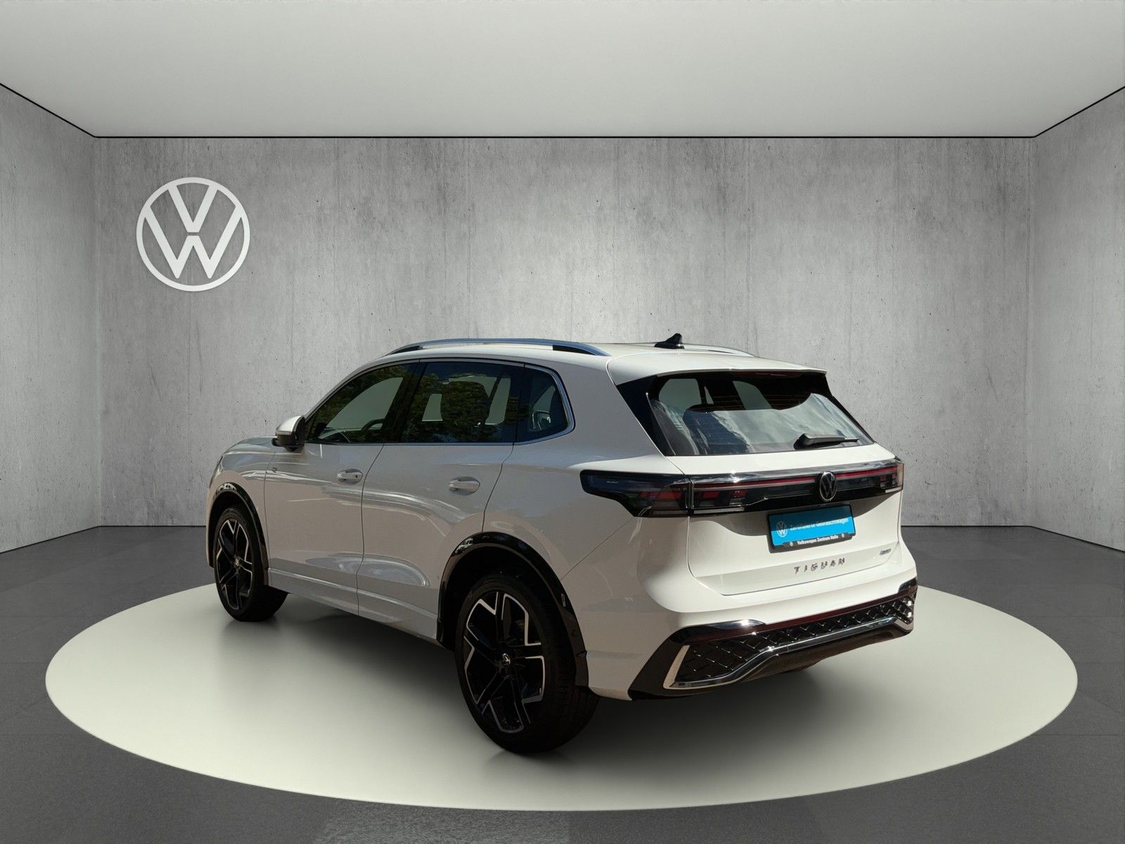 Volkswagen Tiguan 2024 г. Белый, пробег 41342 км