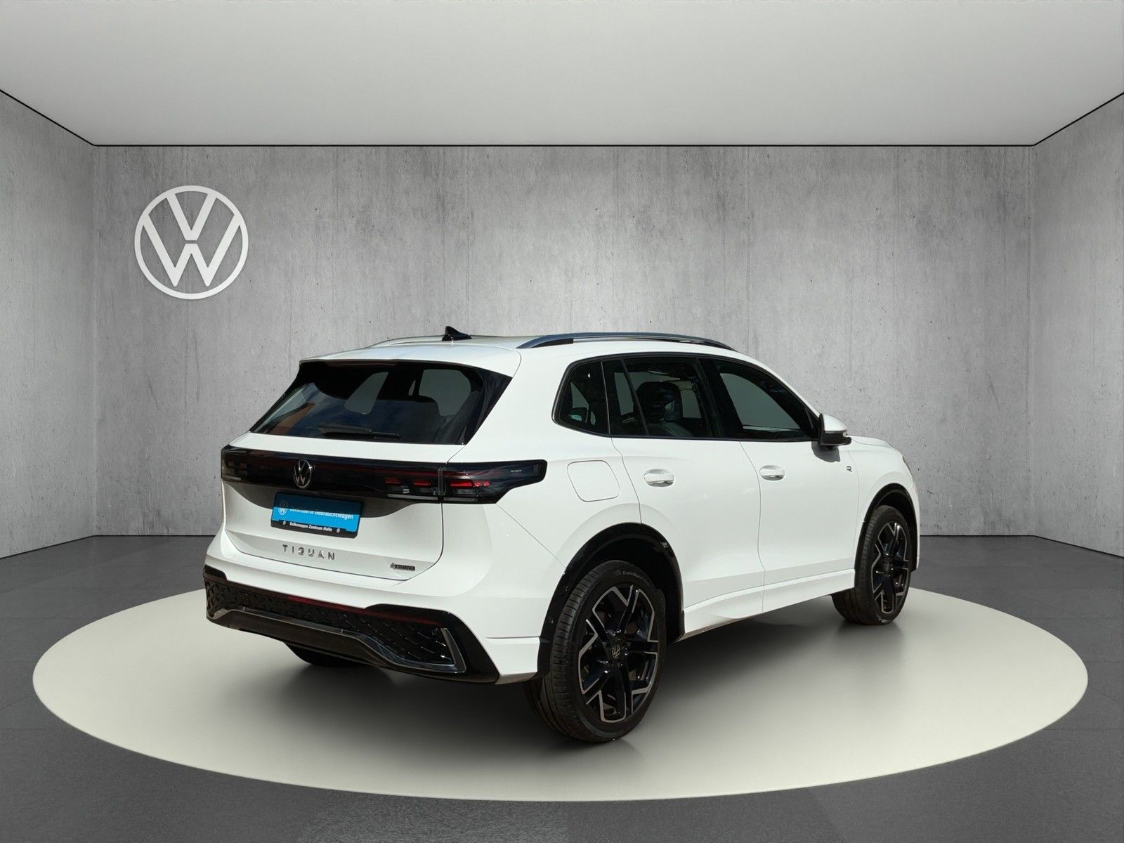 Volkswagen Tiguan 2024 г. Белый, пробег 41342 км