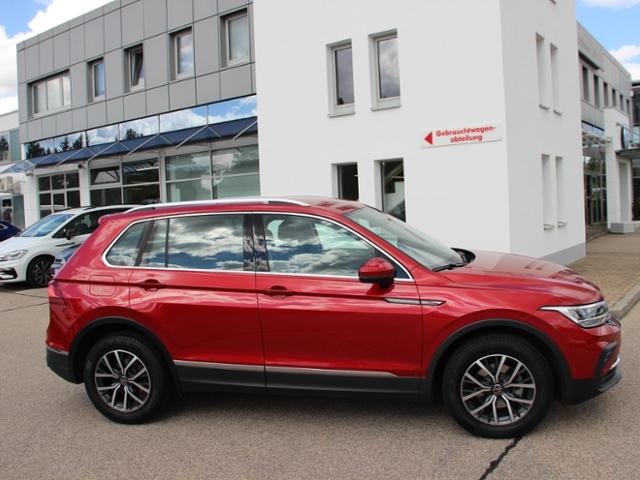 Volkswagen Tiguan 2022 г. Красный, пробег 33219 км