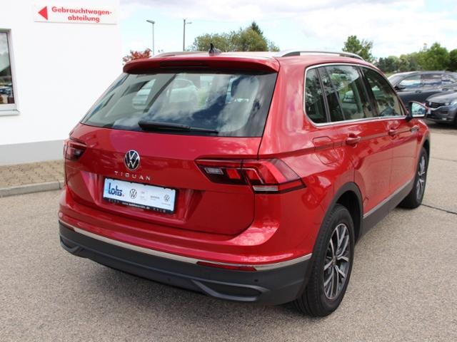 Volkswagen Tiguan 2022 г. Красный, пробег 33219 км