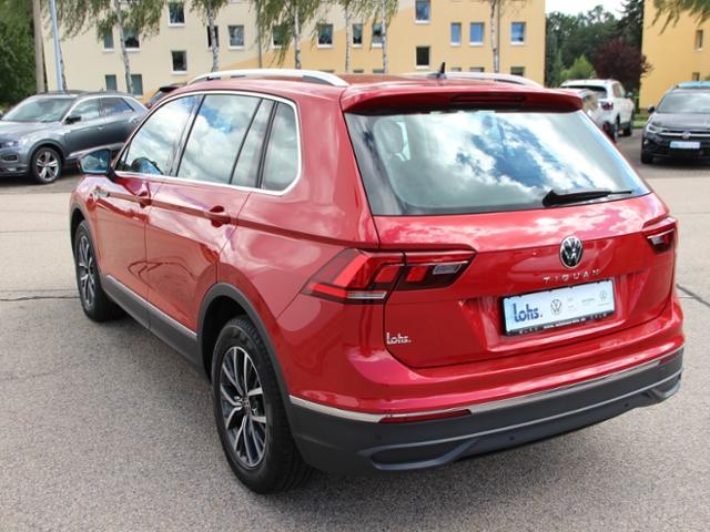 Volkswagen Tiguan 2022 г. Красный, пробег 33219 км