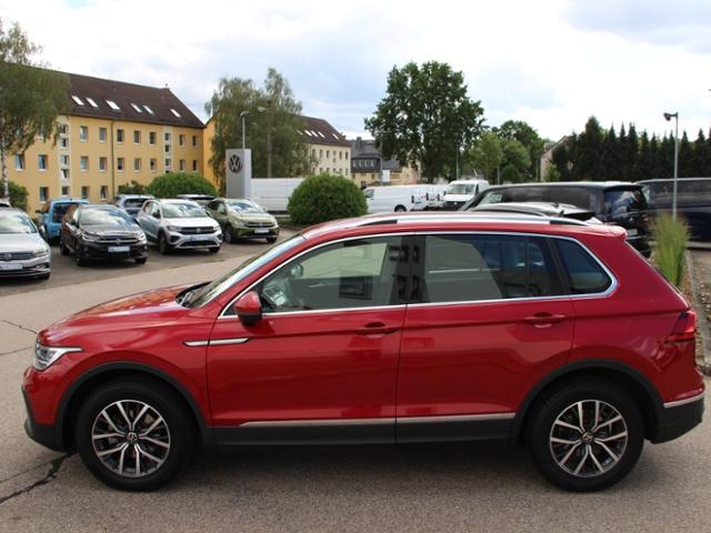 Volkswagen Tiguan 2022 г. Красный, пробег 33219 км
