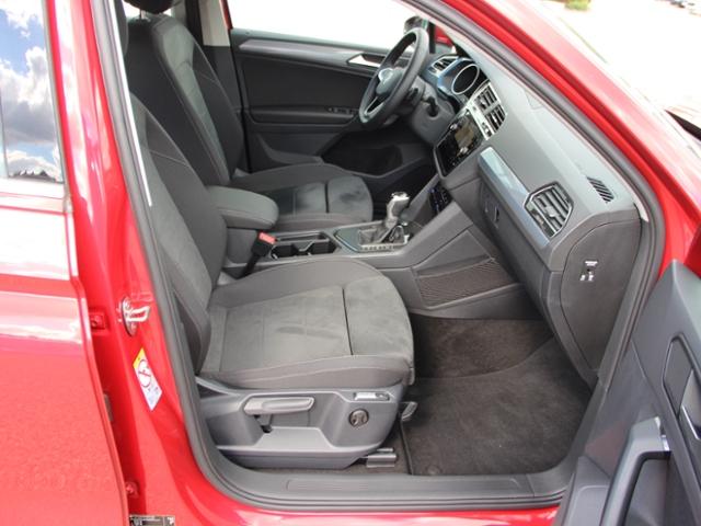 Volkswagen Tiguan 2022 г. Красный, пробег 33219 км