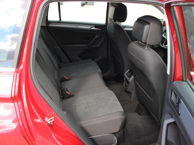Volkswagen Tiguan 2022 г. Красный, пробег 33219 км