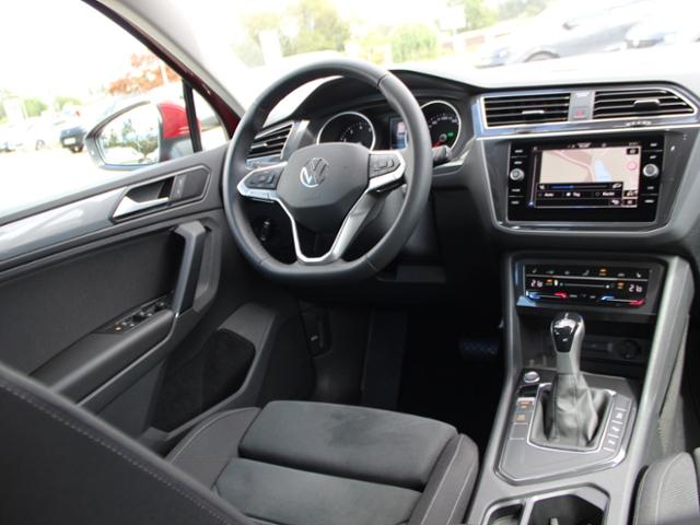 Volkswagen Tiguan 2022 г. Красный, пробег 33219 км