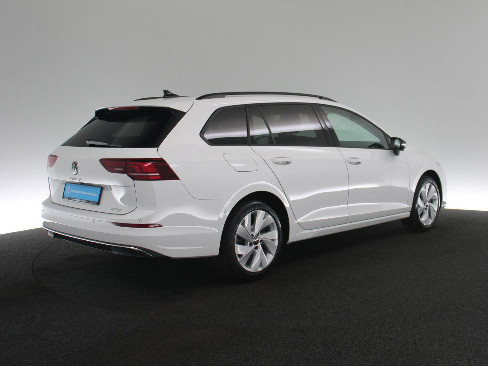 Volkswagen Golf 2025 г. Белый, пробег 6756 км